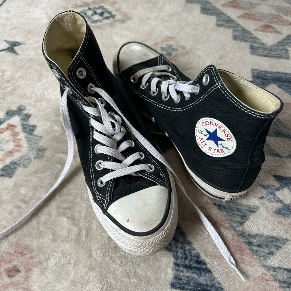 Black converse size women’s 8.5